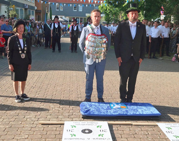 Bürgermeisterin Elvira Schaper hat das Kleinod an Kevin Herb übergeben (Foto: Kurt Jork)