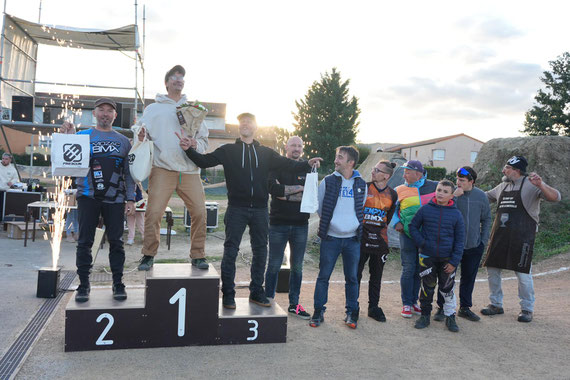Podium HoldSchool 