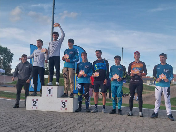 Podium 17 ans et + : Baptiste 3e, Paul 4, Pierrick 5e, Kevan 6e et Léo 8e 7e