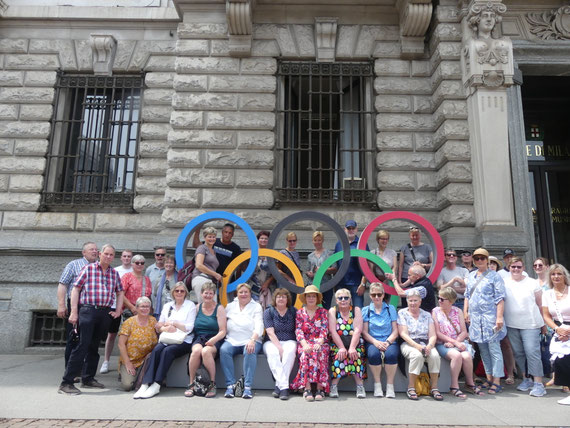 Gruppenbild vor den olympischen Ringen für Winterolympiade 2026 in Mailand