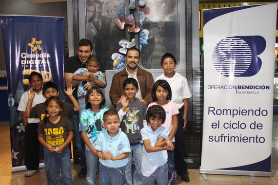 Francisco Paez, cantante del grupo guatemalteco Malacates Trébol Shop y Christian Contreras, Gerente de Cinépolis Miraflores, junto a los niños que asistieron a ver la película Los Pitufos, la cual se presentó gratuitamente a más de 700 niños.