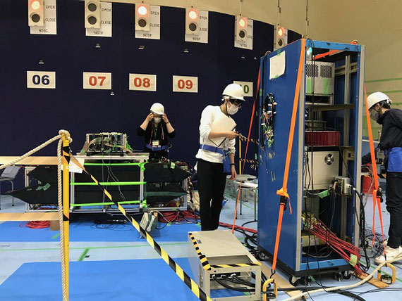 茨城県東海村のJ-PARC研究所での実験の様子。写っている３人は大学院生。彼らが中心となって実験装置を作り、設置し、調整し、データを取った。