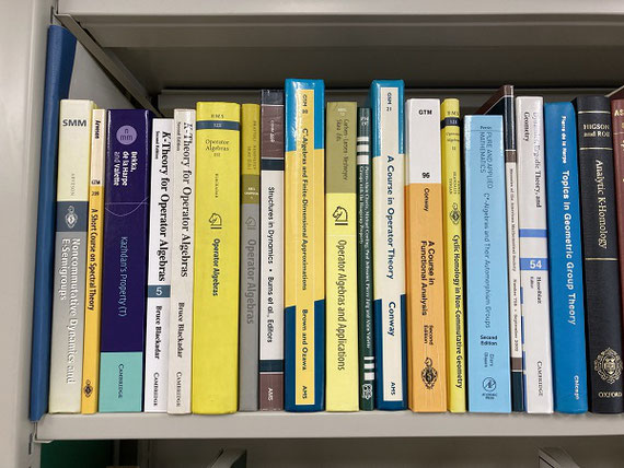 研究室の書棚の本
