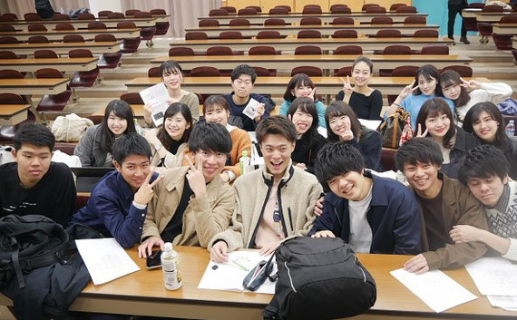 「3大学合同ゼミ研究発表会」に参加した際の写真です。学部・大学を飛び出して、他大学のゼミとの研究発表会を実施し、お互いに学び合う活動を続けています。昨年は「個性を発揮する人材マネジメント」「ムード作りとチームビルディング」というテーマで発表し、好評を得ました。 わたくしの研究テーマは「学びのコミュニティ」ですが、このゼミ自体がそれになっています。研究的にも教育的にも、「おもしろくて、ためになる」ゼミを目指してがんばっています。