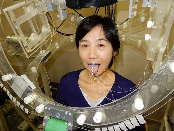 Electromagnetic Articulography　(EMA: 電磁的調音観測機)という舌と唇の動きを計測する機械を使っての実験（NTT厚木研究開発センター持田研究室にて）