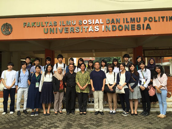 インドネシア大学が国際交流の一環として、私のゼミ学生20名を2週間ほど招いてくれたときのもの。彼らは国際化においても大胆です。
