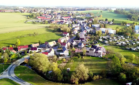 Lotzdorf zieht sich von der Röder-Aue bis zum Sandberg östlich der Badstraße. Vorn rechts die „Rasenmühle Lotzdorf“, rechts oben der Schafberg mit dem Friedhof im Hintergrund..  Foto: G. Richter