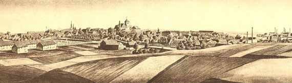 Radeberg Stadtansicht von Nordwesten (etwa vom heutigen Friedhof), um 1884.  Halblinks hinter den Scheunen der damalige Friedhof, darüber der Rathausturm, Bildmitte die Kirche mit dem alten Turm, rechts daneben die Stadtschule.