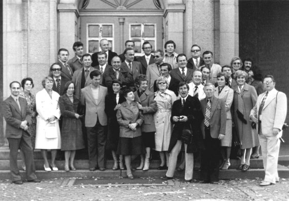 Humboldt-Gymnasium Radeberg; Geburts-Jahrgang 1934: Treffen vor dem Portal zur „Penne“, Bild-Quelle 2