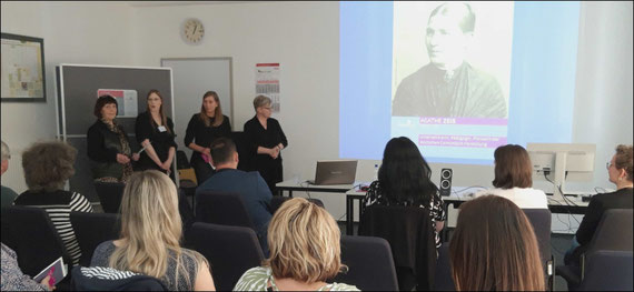 Stehend v.l.n.r.: Renate Schönfuß-Krause; Antje Hammer, Gleichstellungsbeauftragte der Agentur für Arbeit Bautzen, Dresden und Pirna; Projektkoordinatorin Luisa Pohl; Gerlinde Hildebrand, Vorsitzende der Agentur für Arbeit