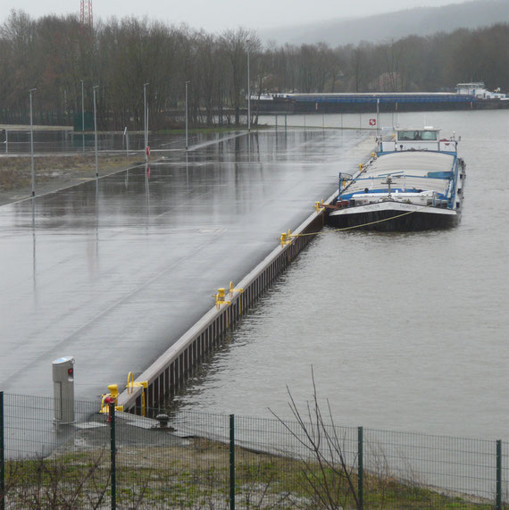 Binnenschiff Thorsten liegt seit Wochen im nagelneu ausgebauten Hafen ohne die Landstromanlage (vorne links) zu nutzen, während die HWL-GmbH "Klimaschutzhafen" sein will
