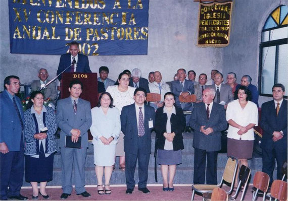 Ésta foto recuerda cosas importantes: 1. Que recién el 2002 estábamos inaugurando nuestro templo (sin la ampliación del 2008) 2. Estos son los Líderes de la época 3. Se encuentra el hermano Gregorio Ortega (goyito).