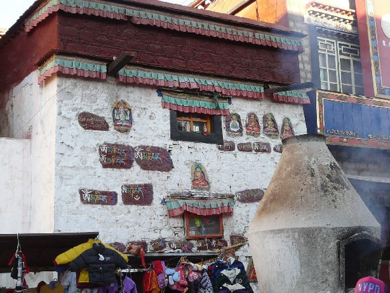 Les bruleurs d'encens devant le temple de Jokhang donnent une atmosphere particuliere a ce lieu