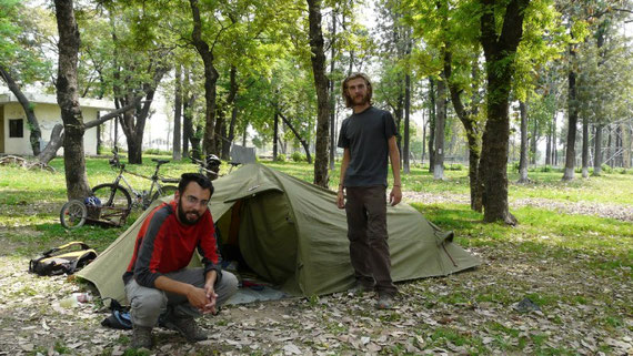 Notre superbe camping a Islamabad. Bon, question voisin on est pas trop genes..