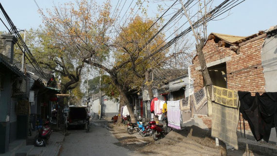 En plein centre de cette ville de plusieurs millions d'habitants, des petites ruelles calmes loin de l'agitation des grandes avenues sovietiques: les hutongs