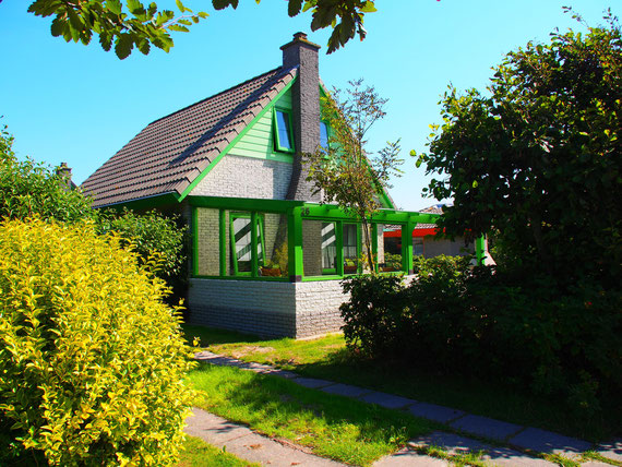 Südansicht mit überdachter Terrasse und PKW-Stellplatz