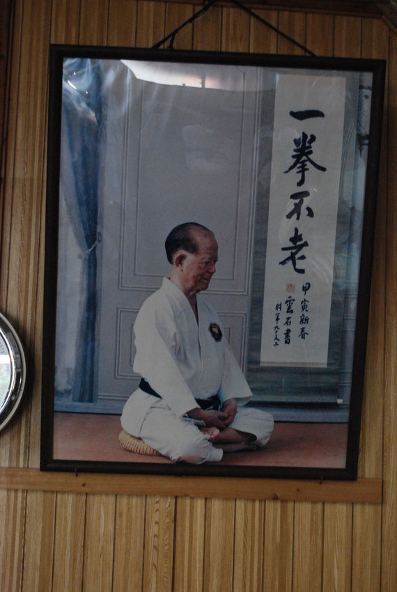 Nagamine Shoshin Osensei, Foto Aufnahme aus dem Kodokan, Hombu Dojo des Matsubayashi Ryu in Naha auf Okinawa