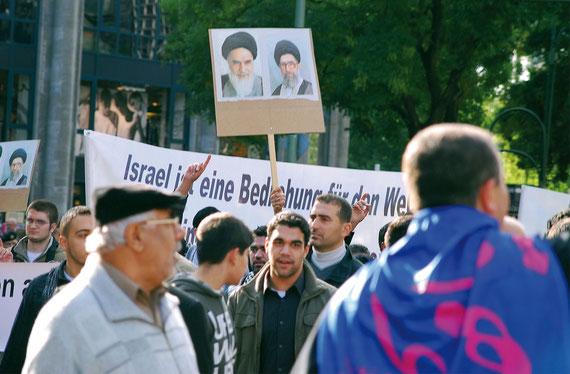 Auf der Al Quds Demonstration in Berlin werden Portraits iranischer Ayatollas gezeigt. Deutlich erkennbar ist die antiisraelische Haltung. Foto M. Schmidt