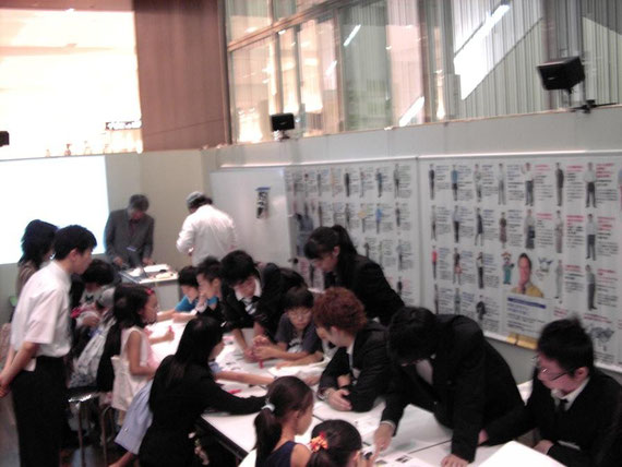 みんなで結果をまとめる(参加したこどもたちに配慮して画像が鮮明ではないことがあります。)