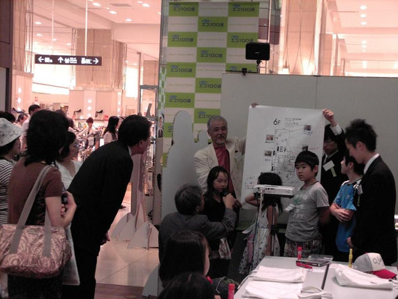 こどもたちの副店長さんへの報告(参加したこどもたちに配慮して画像が鮮明ではないことがあります。)