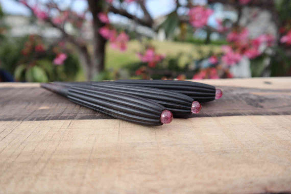 桜を背景にカフーカラクイ撮影、三線に取り付けると美しさがさらに際立ちます。