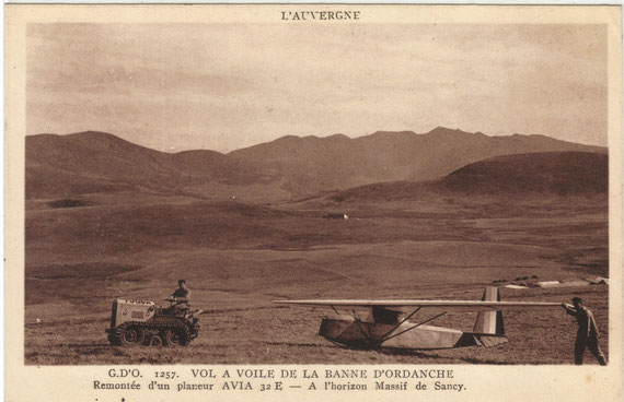 Carte postale d'un Fouga remorquant un planeur