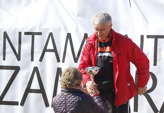 Nuestro Presidente recogiendo el trofeo de Subcampeones de Invierno de CYL