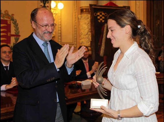 Ainara Portela recibe del Alcade de Valladolid el premio.