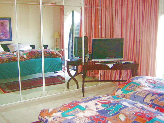 2.Schlafzimmer mit großem Spiegelschrank und Doppelbett