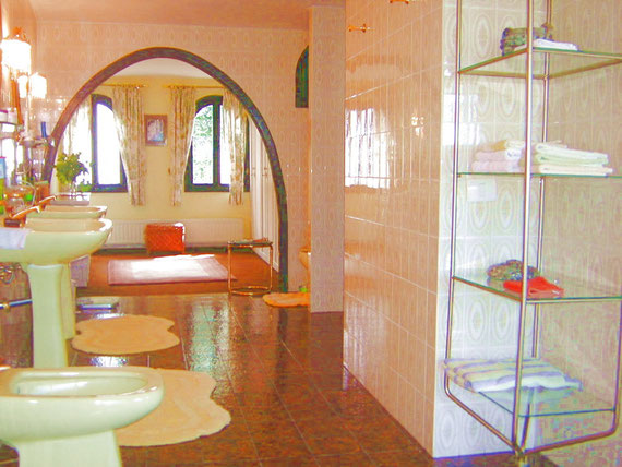 grosses Bad mit Badewanne und Dusche in der Villa