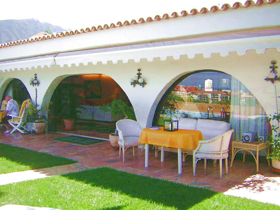 grosse Terrasse mit verschiedenen Sitzgelegenheiten und Sonnenliegen am Pool