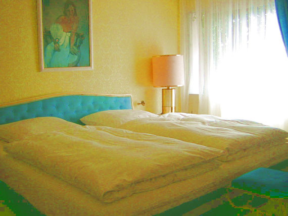 Helles, freundliches Schlafzimmer