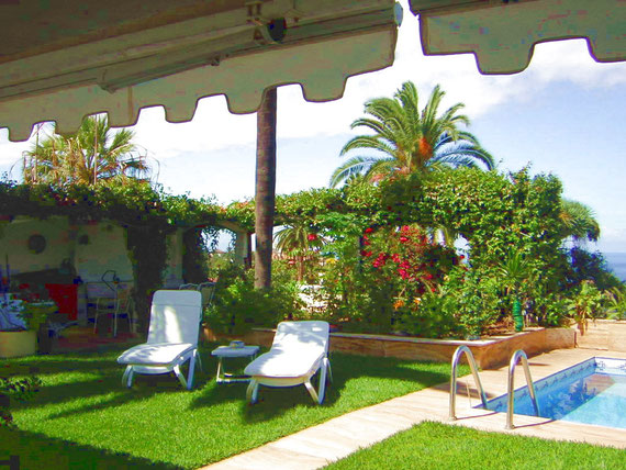 Liegestühle am Pool zum relaxen und entspannen in der Urlaubsvilla