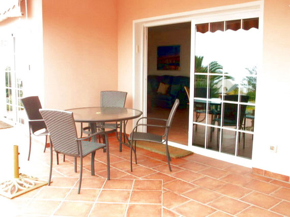 Terrasse mit gartenmöbeln am Pool der Villa mit Pool in Santa Ursula auf teneriffa