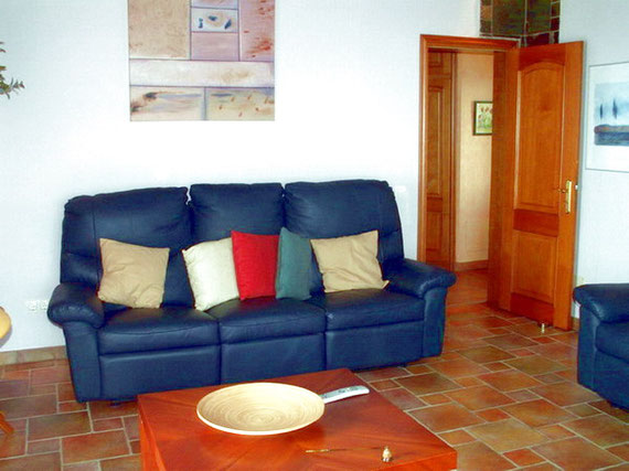 Turmzimmer gemütlich eingerichtetes Wohnzimmer mit Couch, Fernseher und einen tollen Blick in der Villa auf teneriffa in Santa Ursula