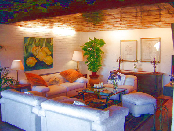 Offenes Wohnzimmer mit Kamin und Zentralheizung der exclusiven Villa Puerto auf Teneriffa Nord