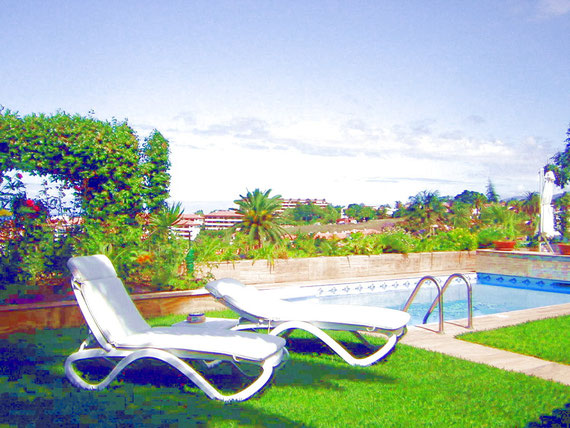 Sonnenliegen am Pool der Villa Puerto