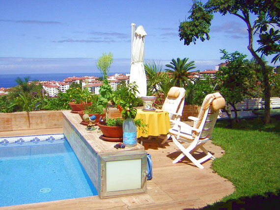 Gartenstühle am Pool im Garten in der Villa