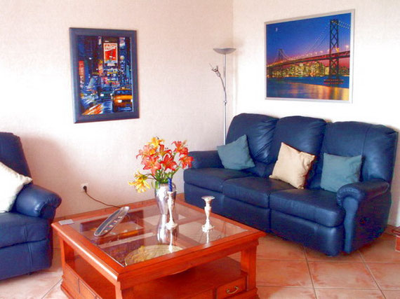 Wohnzimmer mit Ledercouch der Villa mit Pool in Santa Ursula auf Tenerife