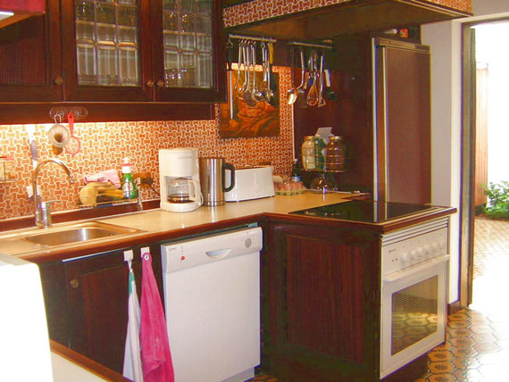 Moderne Küche mir angrenzender Waschküche in der Villa