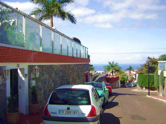 Villa von außen mit Parkplatz.
