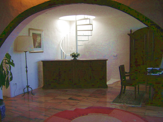 Büro mit Treppe zur Bodega in der familienfreundlichen Villa mit Pool