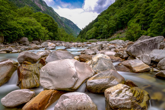Schweiz Flusslauf mit Steinen