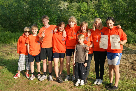 Auf dem Foto sieht man von links nach rechts die Ruderer: Carl-Philipp Senze, Björn Stanischewski, Moritz Jäger, Nicola Thiel, Maike Stanischewski, Celina Thiel, Vivien Leutz und Paula Essel. Vorne steht Gereon Senze.