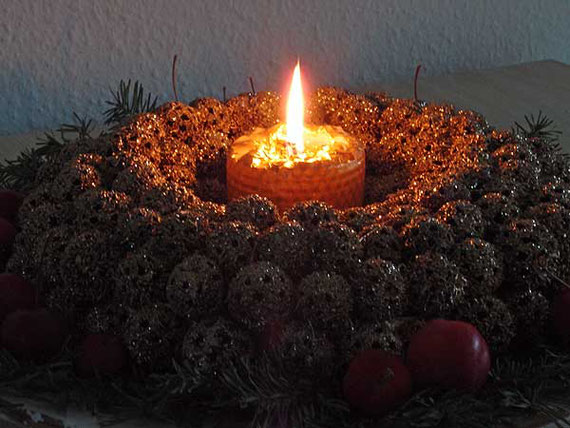 für das räucher-ritual stellt man in jedem raum, den man ausräuchern möchte, eine kerze auf