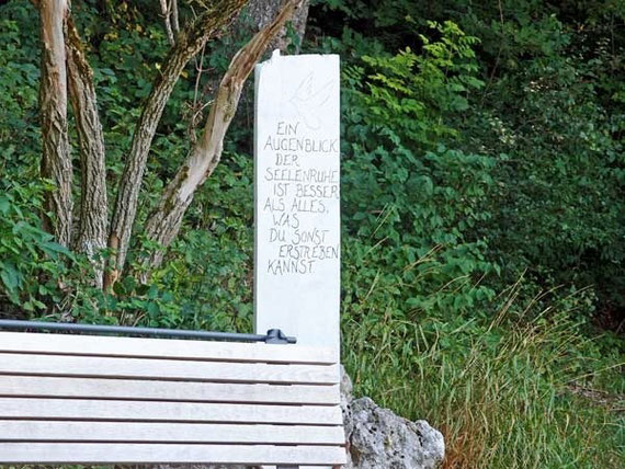 Bank mit Ruhespruch in Melchingen Schwäbische Alb