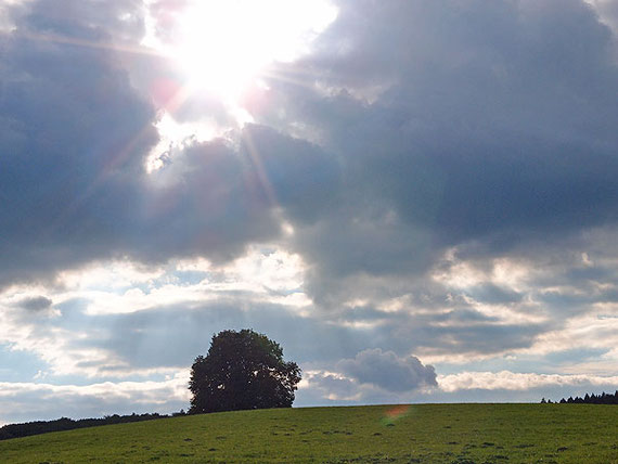 die wolken öffnen sich und die sonnenstrahlen blitzen hervor