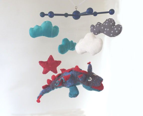 Mobile déco chambre bébé garçon dragon nuage étoile bleu rouge tricot fait main l'Arche de Jessica cadeau naissance