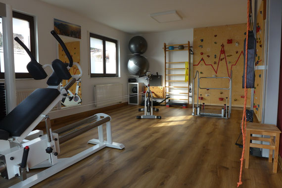 Sehr gut ausgestatteter Trainingsraum mit Therapeutischer Kletterwand, Sprossenwand, Posturomed, Ergometer, Gymnastikbällen