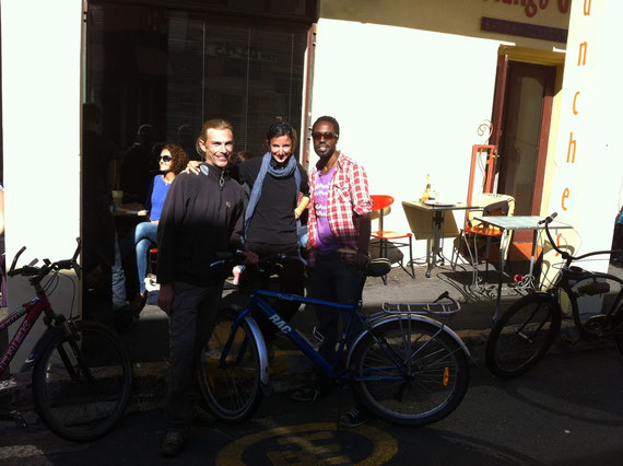 24h apres l'arrivée, Romain vend deja son vélo... à un congolais de RDC !!!